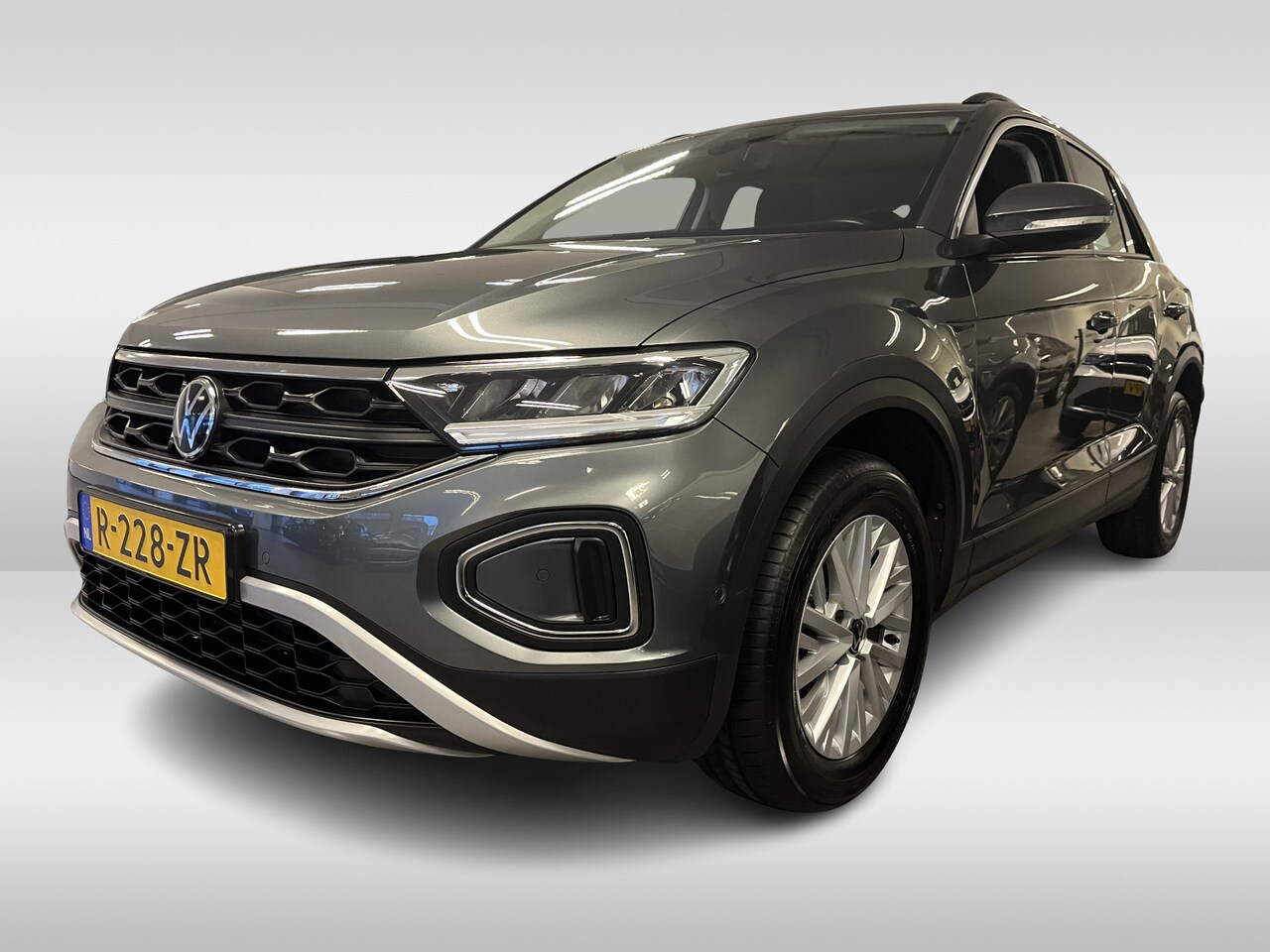 Volkswagen T-Roc - 1.0 TSI 110 pk Life | Navi via app connect - AutoWereld.nl