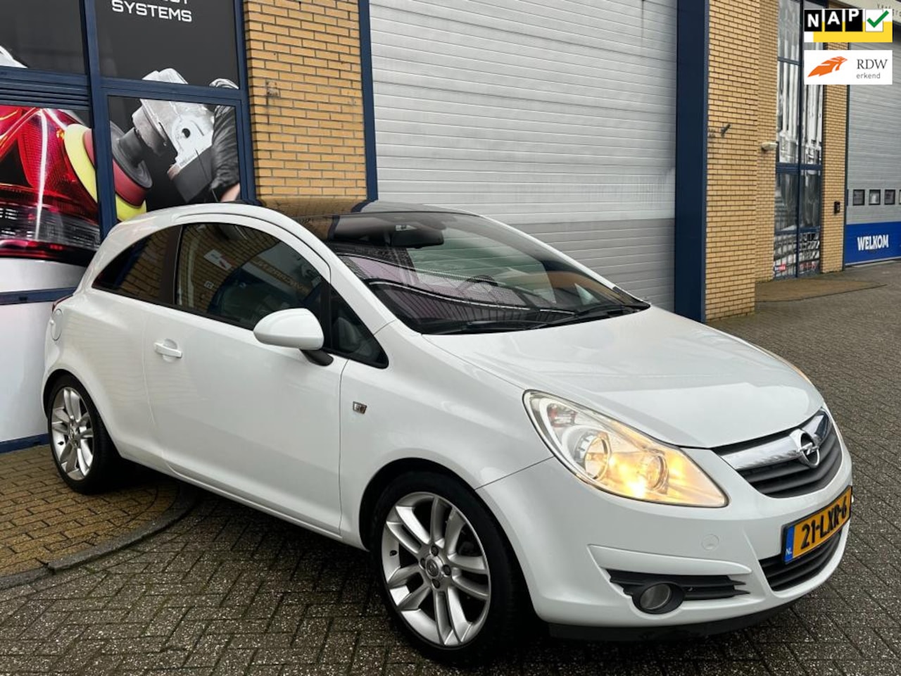 Opel Corsa - 1.4-16V Cosmo 1.4-16V Cosmo, lichtmetaal, APK, NAP, schuifkanteldak, PDC, elektrische ramen, half leder - AutoWereld.nl