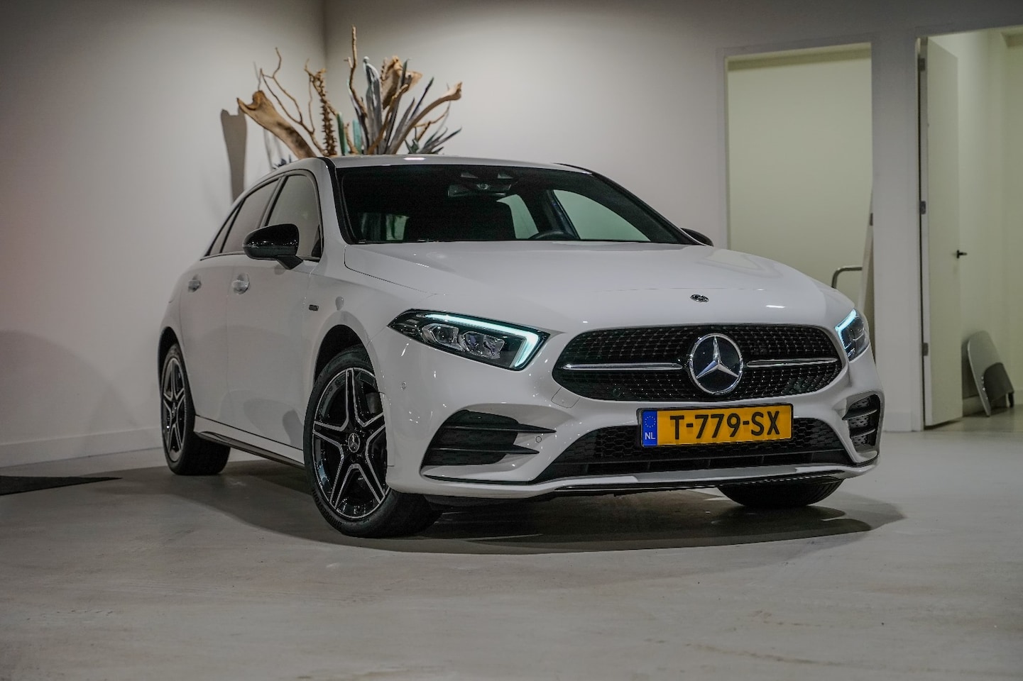 Mercedes-Benz A-klasse - 250 e Business Solution AMG Limited A 250e AMG | Sfeerverl. | Night | Edition - AutoWereld.nl