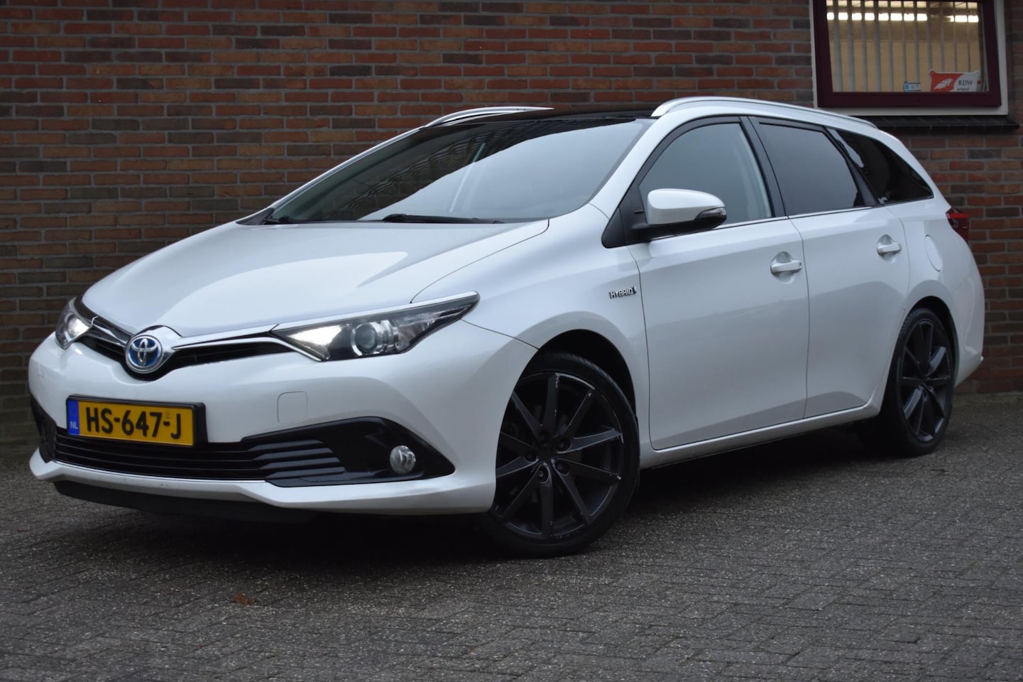 Toyota Auris Touring Sports - 1.8 Hybrid Lease '15 Pano Clima NAvi Cruise Inruil mogelijk - AutoWereld.nl