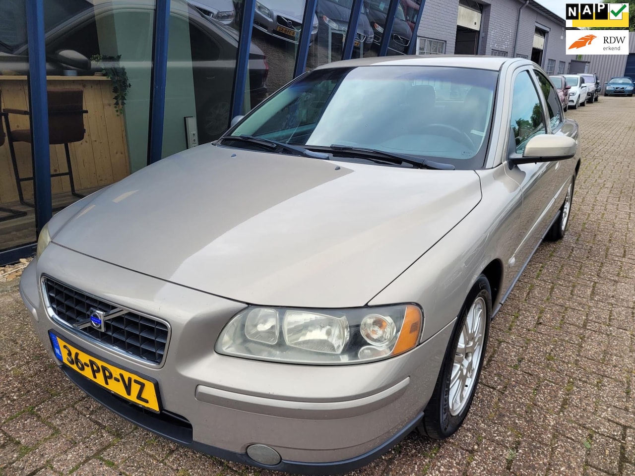 Volvo S60 - 2.5T Kinetic NAVI / TREKHAAK / YOUNGTIMER - AutoWereld.nl