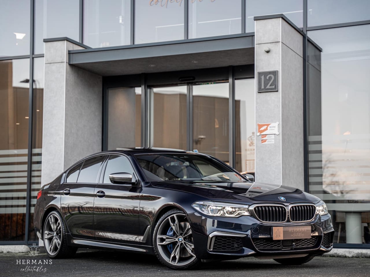 BMW 5-serie - M550i XDrive High Executive / HUD / B&W Audio / Pano - AutoWereld.nl