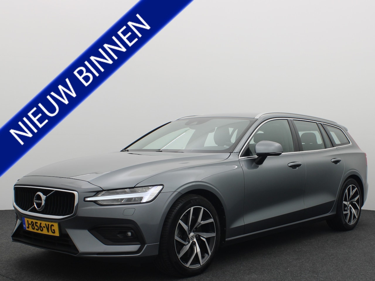 Volvo V60 - 2.0 T5 Momentum AUTOMAAT / KEYLESS / TREKHAAK / STOELVERW / STUURVERW / CARPLAY / CAMERA / - AutoWereld.nl