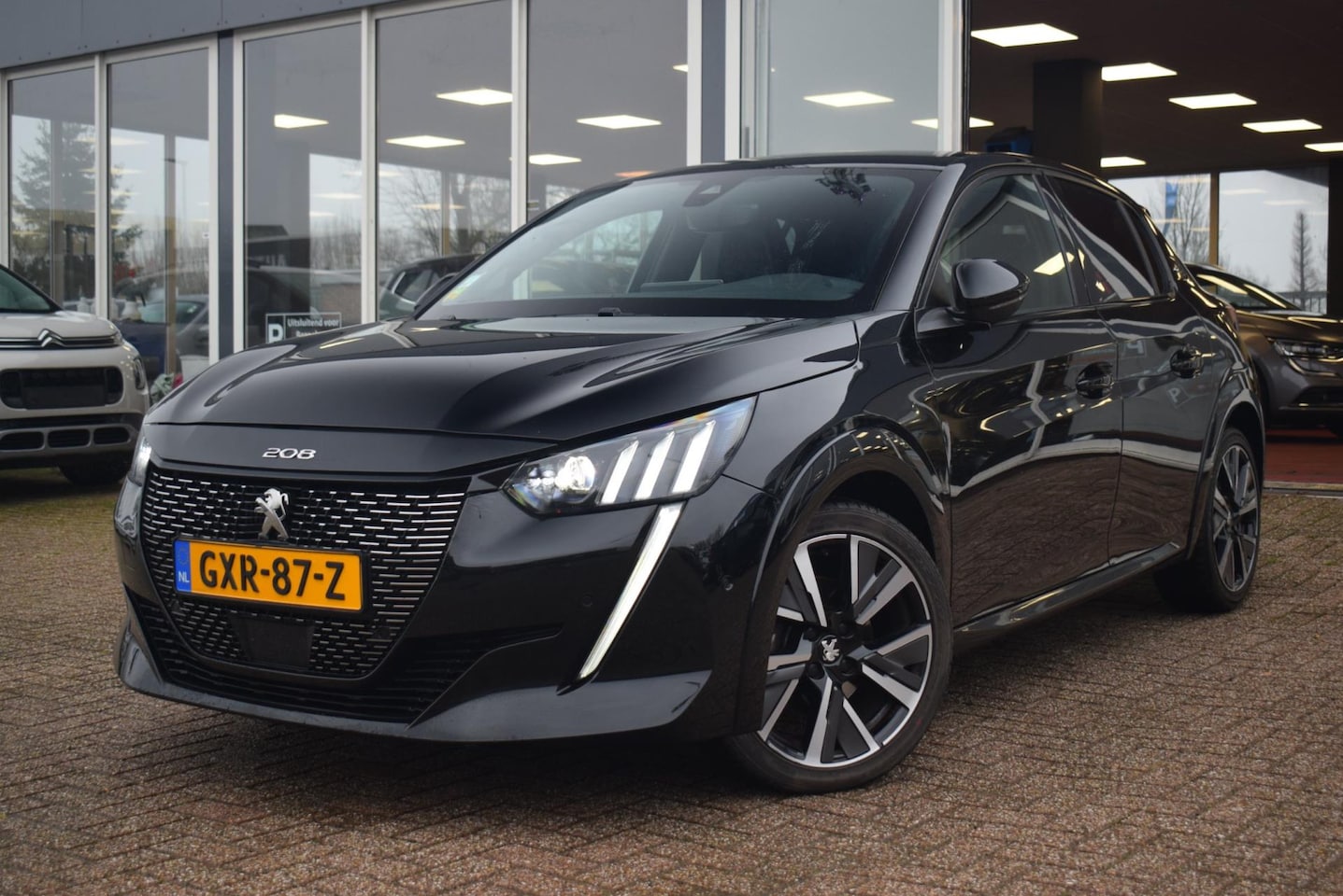 Peugeot 208 - 1.2 PureTech GT | VERLICHTE STERRENHEMEL | LED KOPLAMPEN | HALF LEDER | CLIMATE CONTROL | - AutoWereld.nl