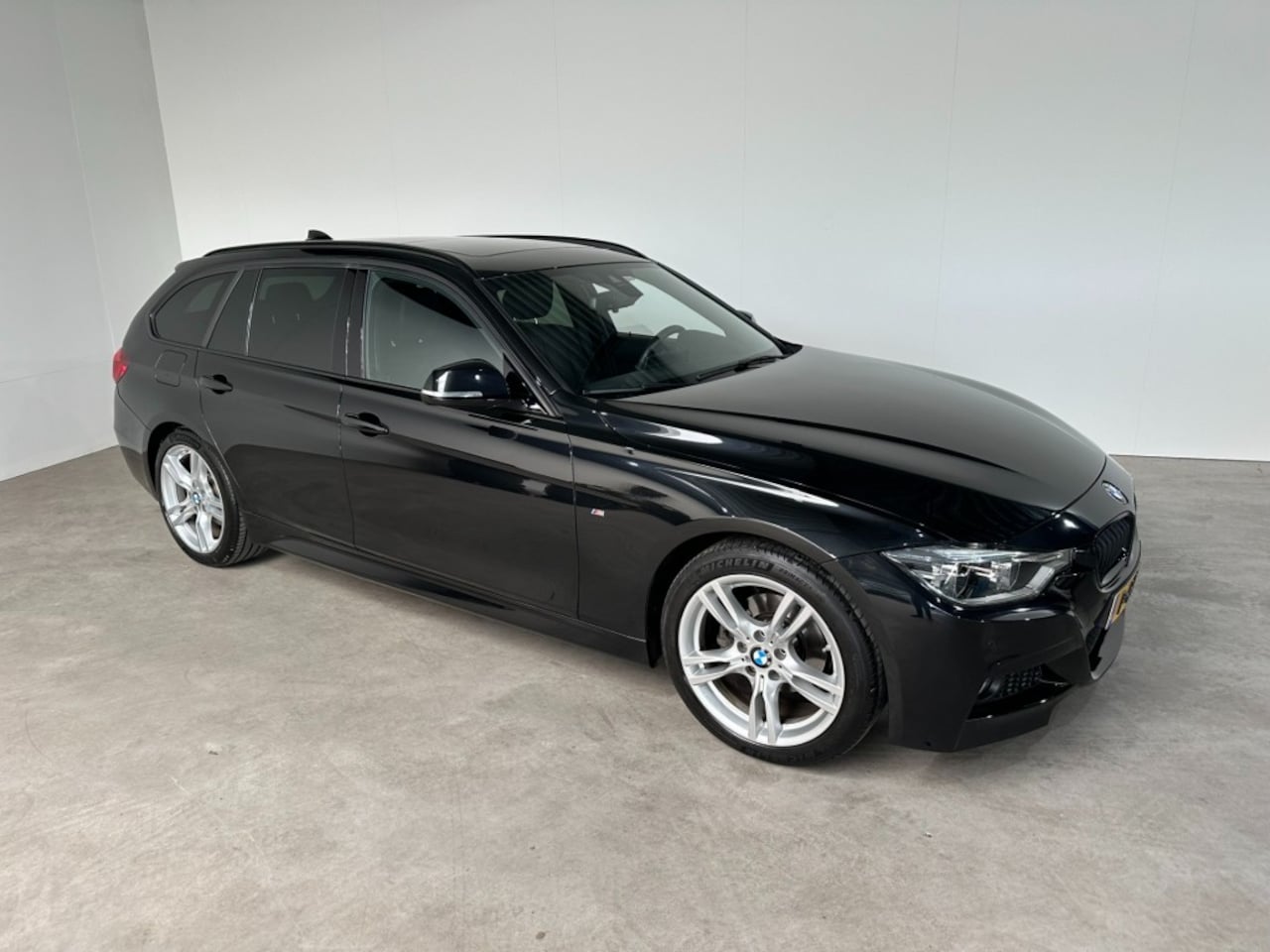 BMW 3-serie - 320 i 320i,Automaat, M pakket,schuifdak,elec.a.klep,head-up,18 inch - AutoWereld.nl