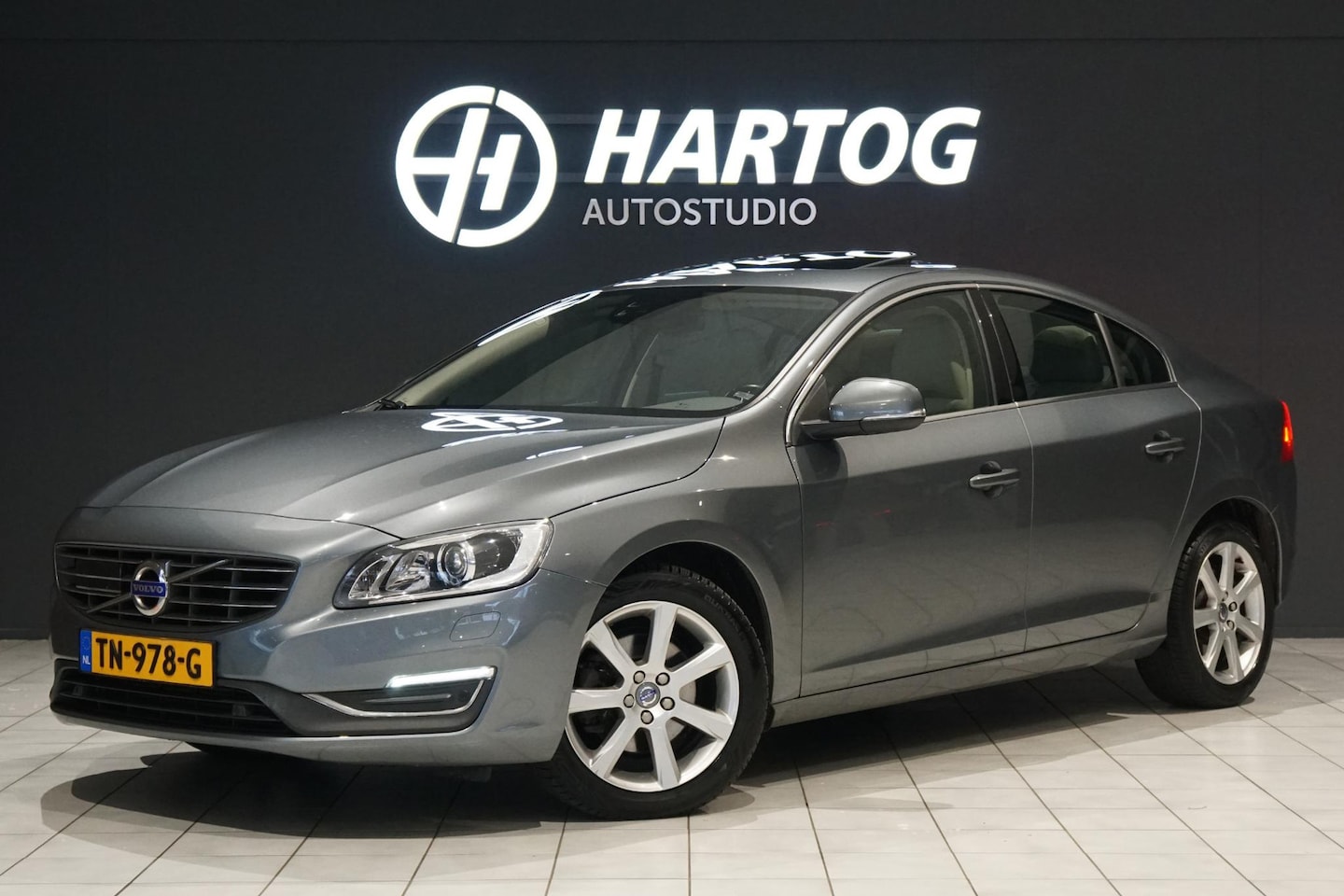 Volvo S60 - 2.0 T5 Summum 245PK + SCHUIFDAK / AFN. TREKHAAK / LEDER / - AutoWereld.nl