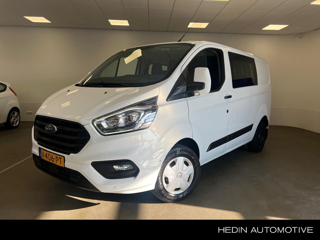 Ford Transit Custom - 300 L1H1 Trend DC | Cruise Control | Airco | Trekhaak | Voorruitverwarming - AutoWereld.nl