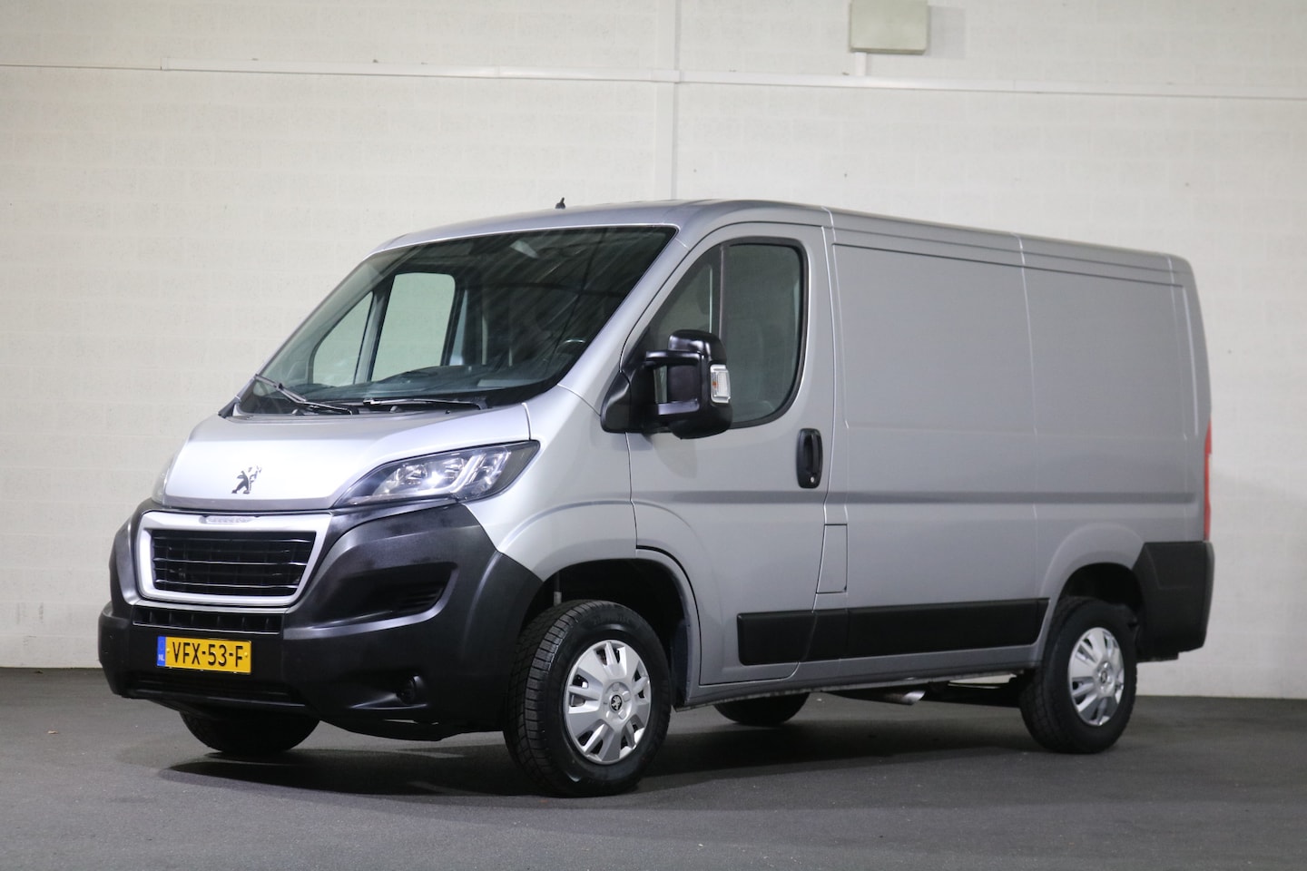 Peugeot Boxer - 2.2 BlueHDi 140pk Airco Navigatie Camera - AutoWereld.nl