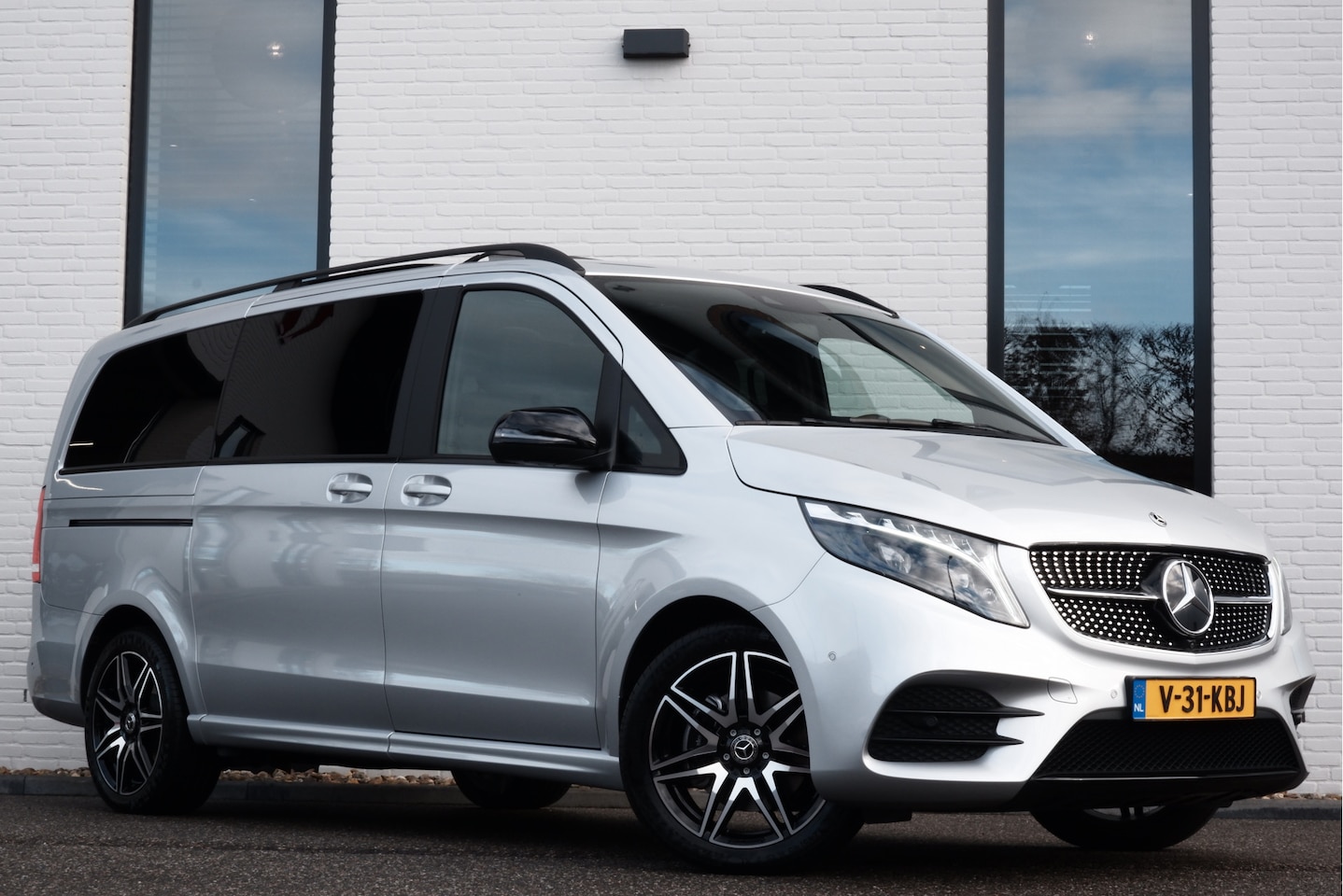 Mercedes-Benz V-klasse - 250d Lang / AMG / DC / Panorama / 2x Elec Schuifdeur / MBUX (apple carplay) / Camera / NIE - AutoWereld.nl