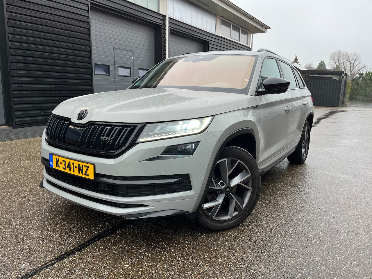 Skoda Kodiaq - 1.5 TSI Sportline Business 7p. ABT!! Sportline 7P Panodak, Trekhaak afneembaar, Stuurwielverwarming!! - AutoWereld.nl