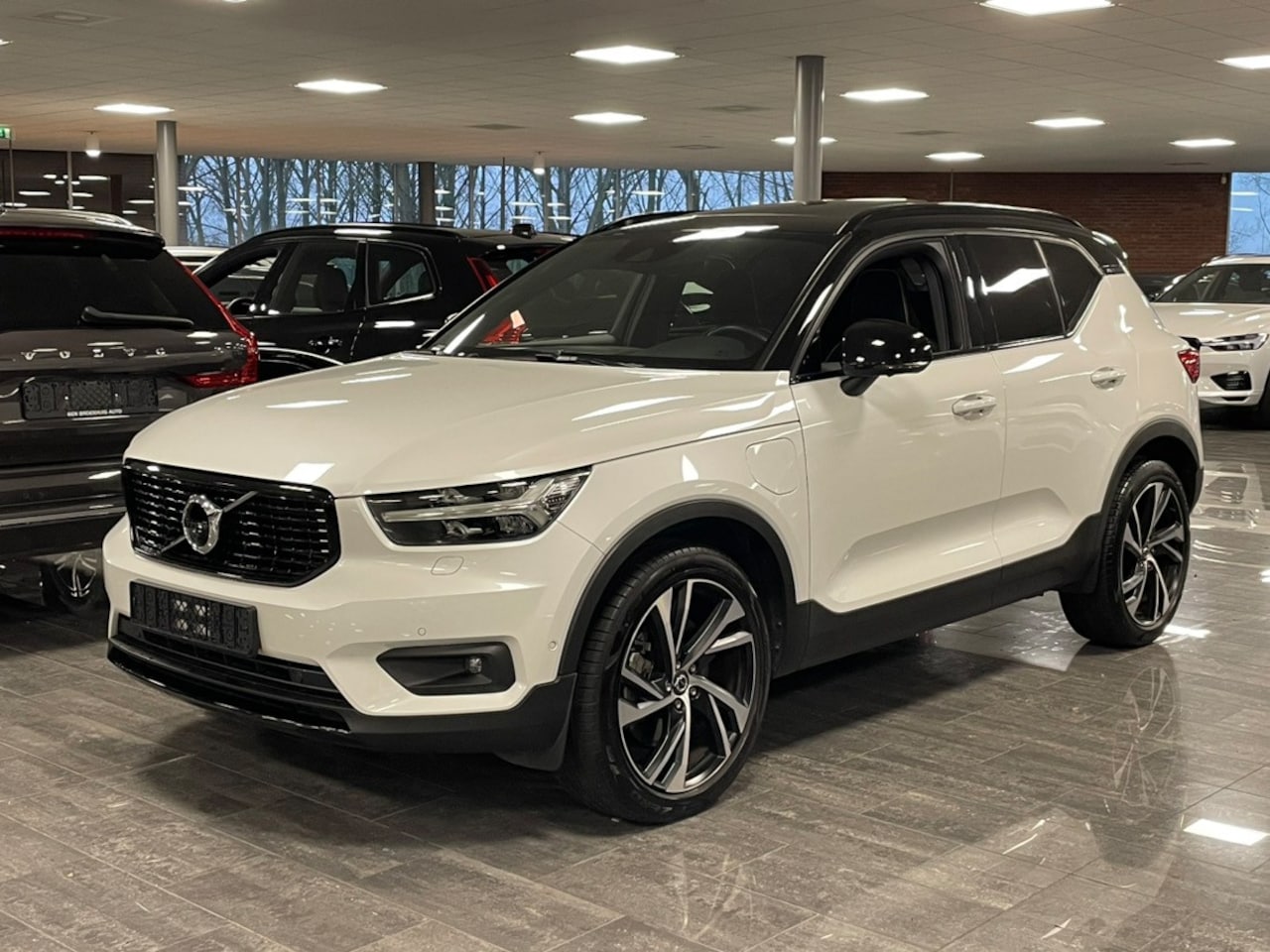 Volvo XC40 - T5 Recharge R-Design | Vol! | Schuifdak | Trekhaak | 360° Camera | Harman Kardon | Adaptie - AutoWereld.nl