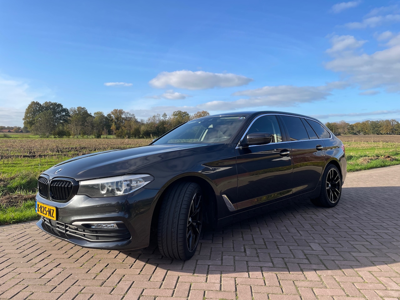 BMW 5-serie Touring - 520d High Executive BMW 5 serie 2.0 Touring AUT 2018 donker grijs - AutoWereld.nl