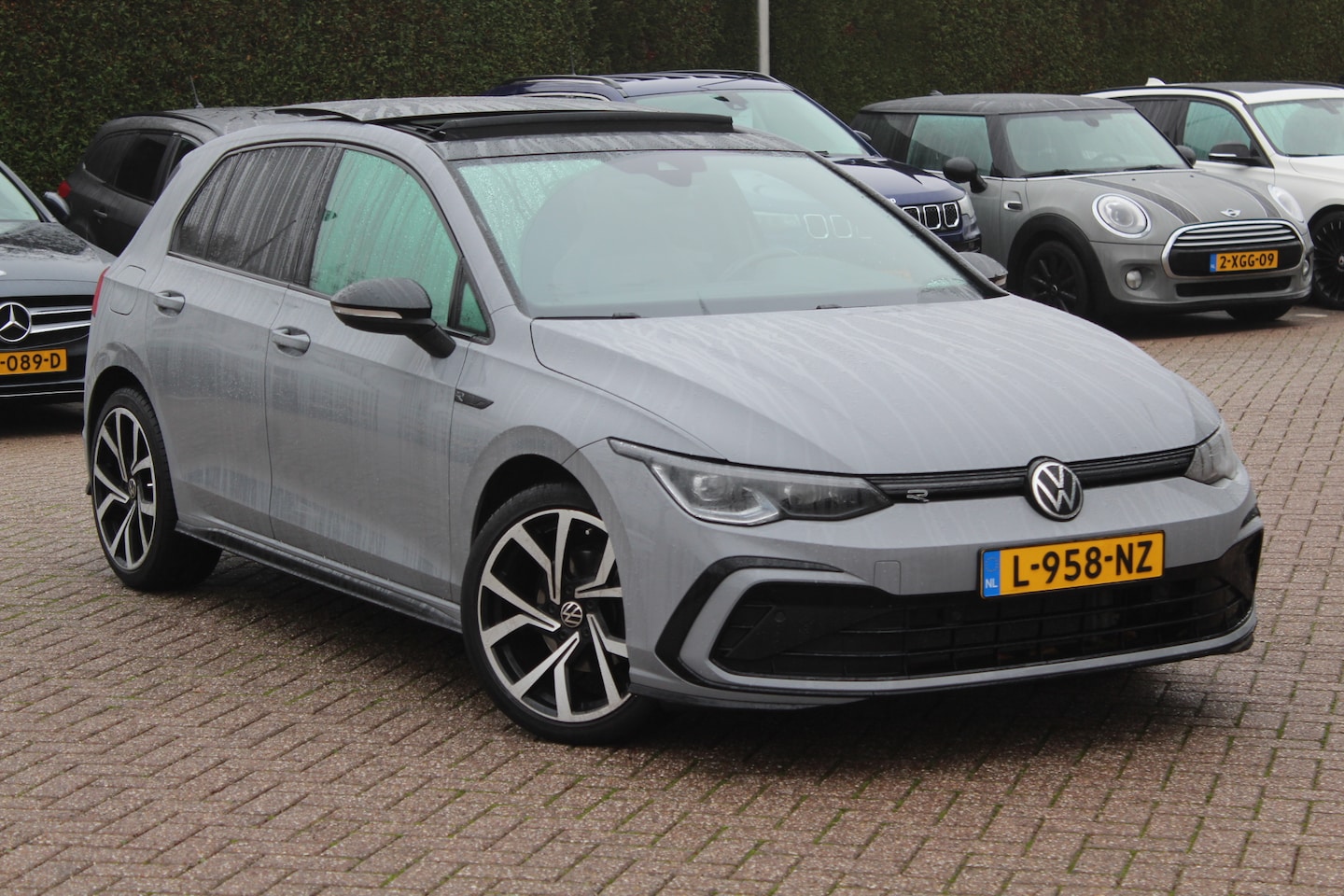 Volkswagen Golf - 1.5 eTSI R-Line Business / Panoramadak / Camera / Matrix LED / 18'' / Keyless / Navigatie - AutoWereld.nl