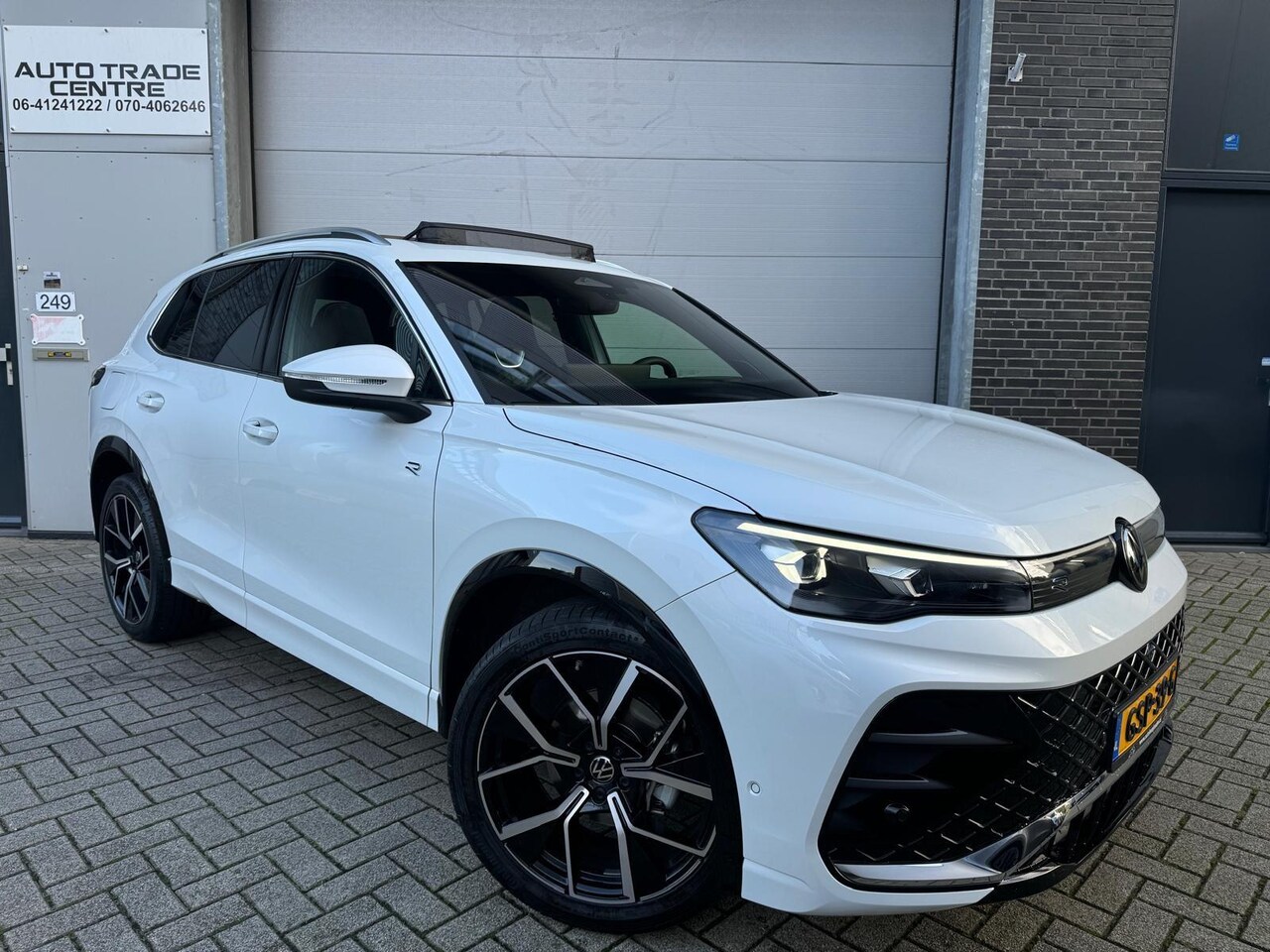 Volkswagen Tiguan - 1.5 eTSI R-Line [Pano|HUD|H&K|StuurVW|Trekhaak] - AutoWereld.nl