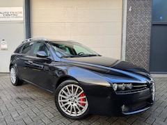 Alfa Romeo 159 Sportwagon - 3.2 JTS V6 Q4 TI [Schuif/kantel dak|StoelVW|Cruise|PDC|Trekhaak]