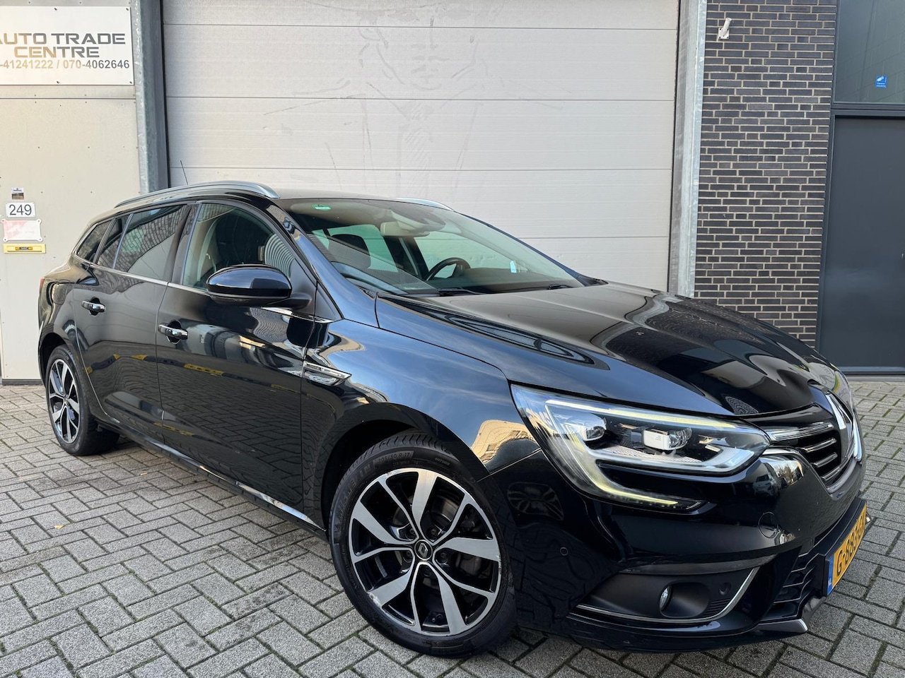 Renault Mégane Estate - 1.3 TCe Bose [HUD|StoelVW|Xenon|Leder|Carplay|Camera|Trekhaak] - AutoWereld.nl