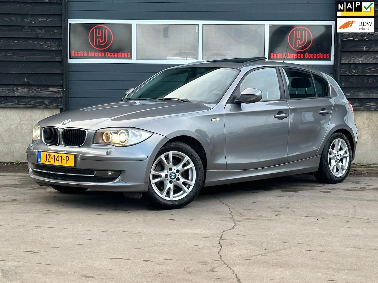 BMW 1-serie - 118i High Executive Pano Navi Stoelverwarming - AutoWereld.nl