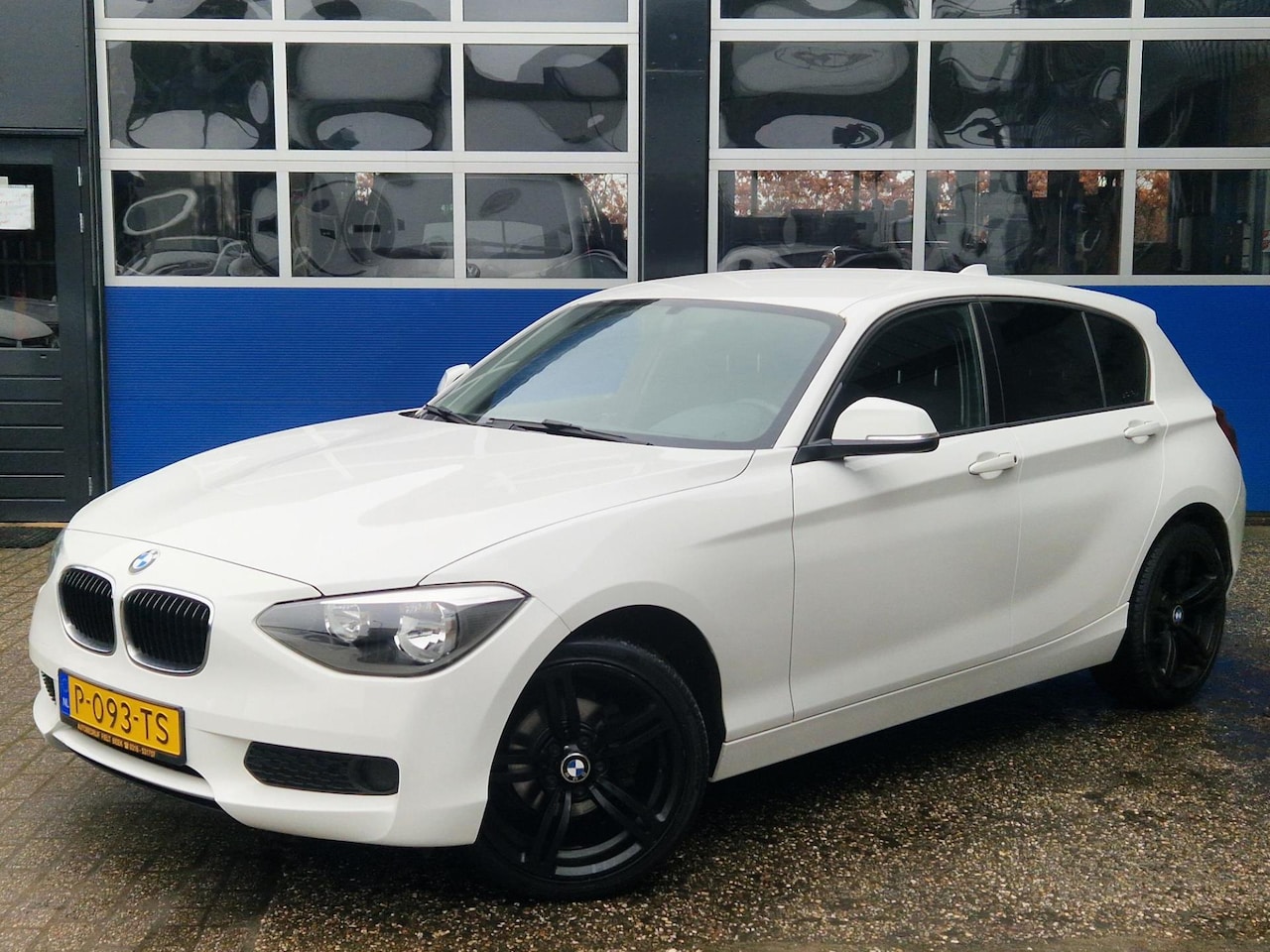 BMW 1-serie - 116i / Stoelverwarming / Airco / Parkeersensor / 18 inch velgen - AutoWereld.nl