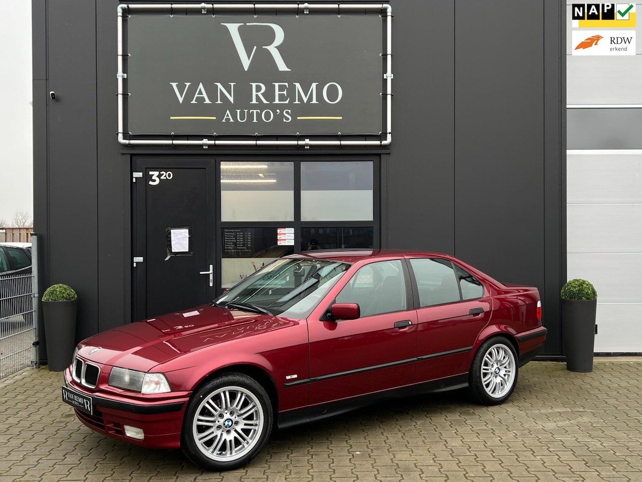 BMW 3-serie - 316i Executive Automaat |Clima|Cruise|Orig NL|Nap! - AutoWereld.nl