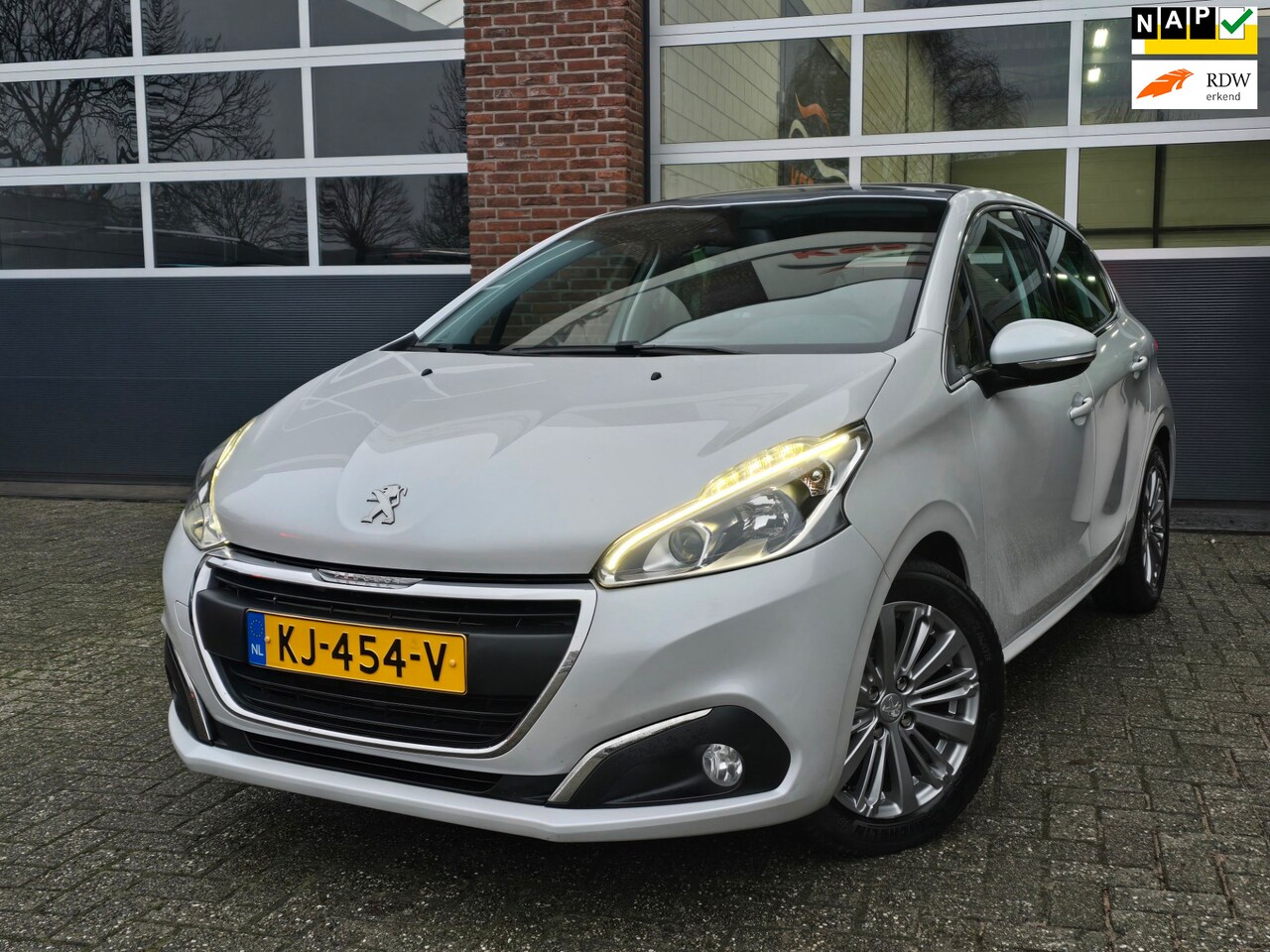 Peugeot 208 - 1.2 PureTech Allure Led |Pano |Clima |Navi |Pdc - AutoWereld.nl