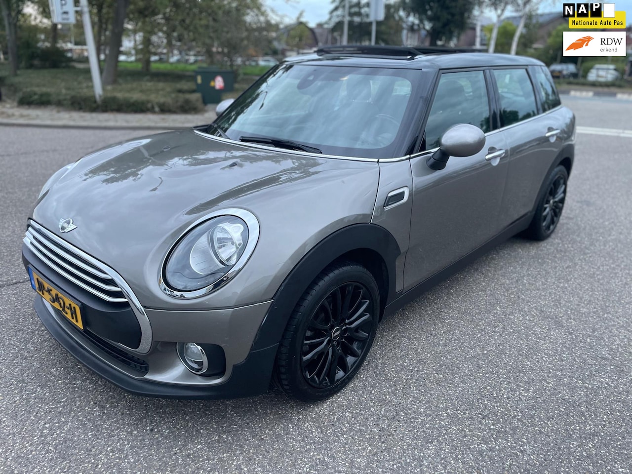 MINI Clubman - Mini 1.5 One Pepper Business / panorama / navi / elek.pakket / keyless / pdc / lmv / histo - AutoWereld.nl