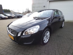 Volvo V60 - 1.6 T3 Momentum Automaat 1 Jaar BOVAG GARANTIE