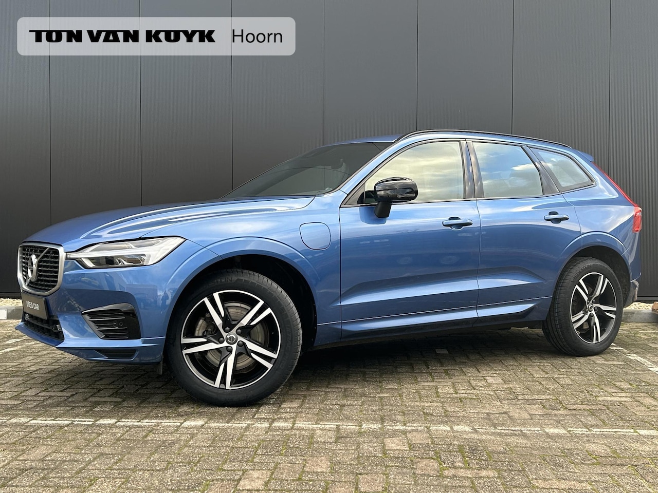 Volvo XC60 - 2.0 T8 Twin Engine AWD R-Design Panorama dak / Geventileerde lederen stoelen met massagefu - AutoWereld.nl