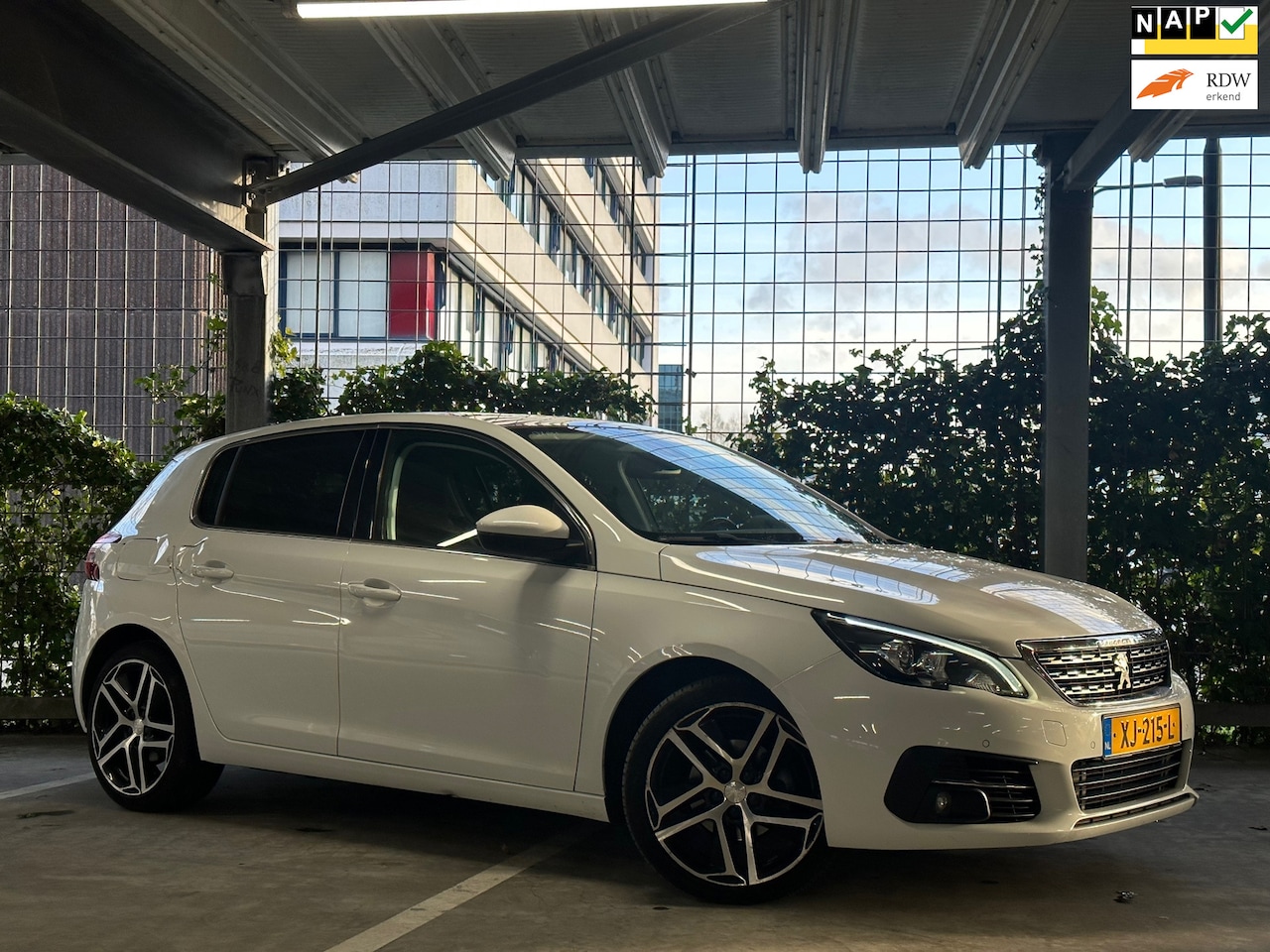 Peugeot 308 - 1.2 PureTech Allure 2018 Automaat - AutoWereld.nl