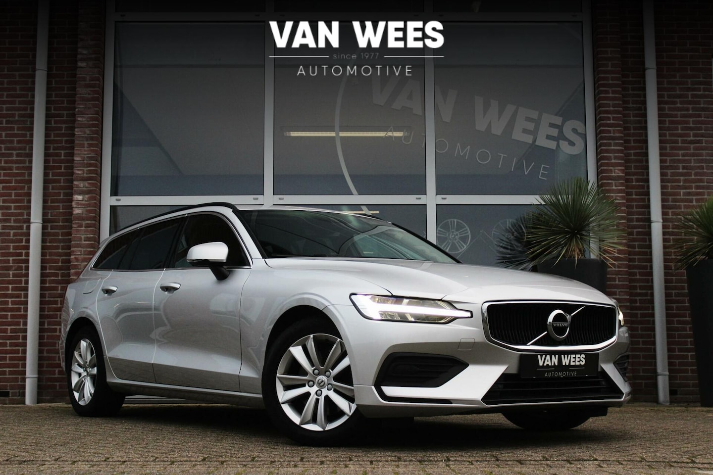 Volvo V60 - 2.0 D3 Momentum | Automaat | 1e eigenaar | BTW auto | LED | Stuurverwarming | Stoelverwarm - AutoWereld.nl