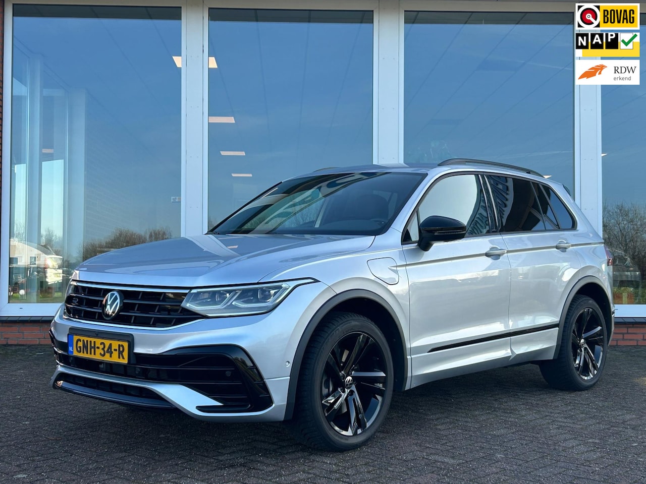 Volkswagen Tiguan - 1.4 TSI eHybrid R-Line Business+ - Leder - Area View - LED - Trekhaak - AutoWereld.nl