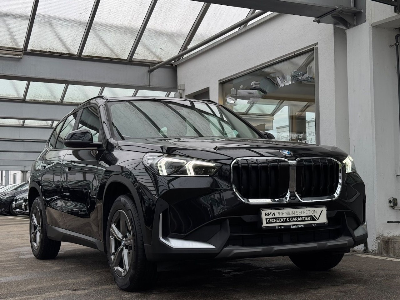 BMW X1 - sDrive18i ** ADAPT. LED, NAVI+, TREKH, SPIEGEL-PACK, M-STUUR, VERW. VOORST ** 1e EIG - UNF - AutoWereld.nl