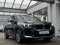 BMW X1 - sDrive18i * ADAPT. LED, NAVI+, TREKH, SPIEGEL-PACK, M-STUUR, VERW. VOORST * 1e EIG - UNFAL