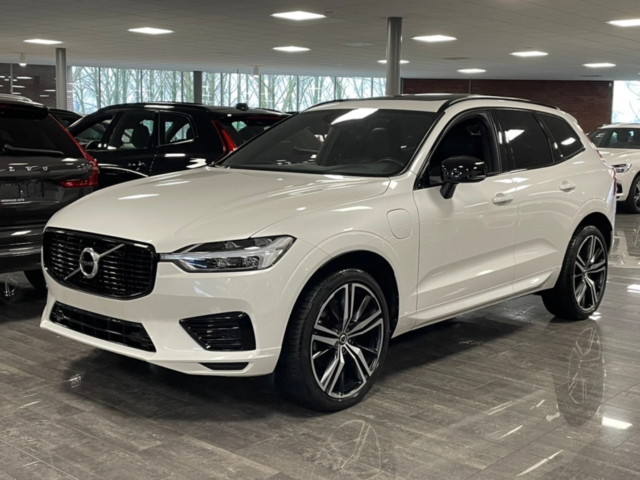 Volvo XC60 - T6 AWD Recharge R-Design | Stoelverwarming voor+achter | Stuurwielverwarming | Standkachel - AutoWereld.nl