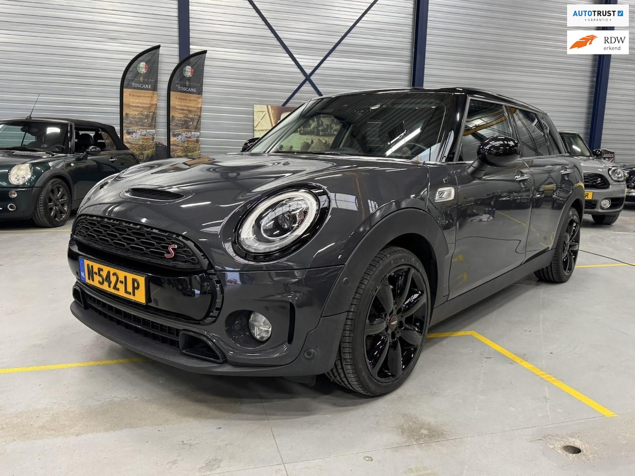 MINI Clubman - 2.0 Cooper S aut, JCW Int, Pano, PDC en lage km stand - AutoWereld.nl