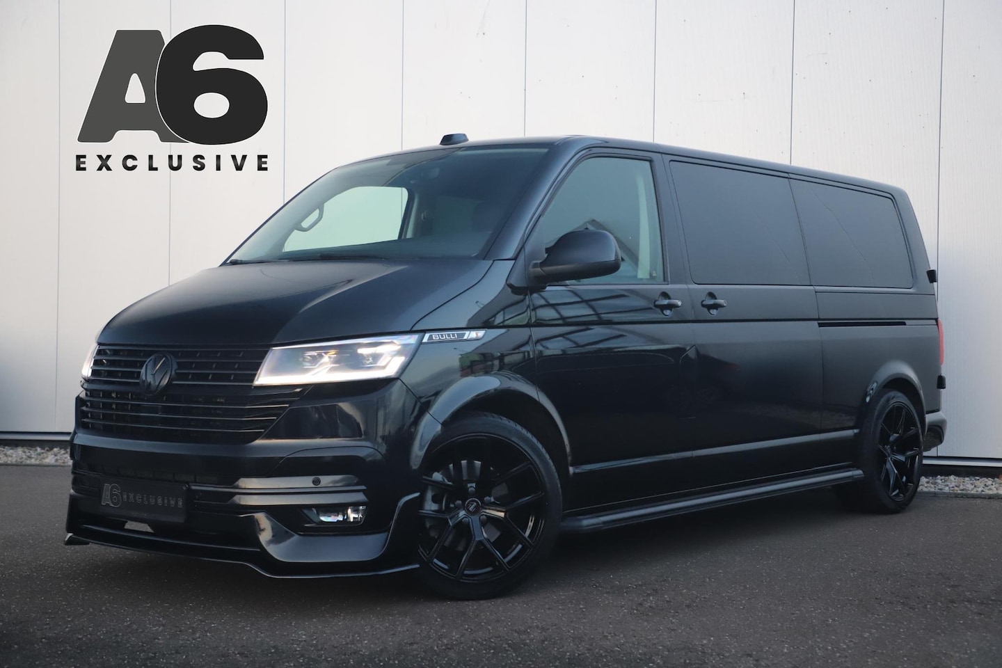 Volkswagen Transporter - 2.0 TDI L2H1 DC Bulli 199PK DSG Automaat Black Edition Trekhaak Virtual Cockpit 20 Inch LM - AutoWereld.nl