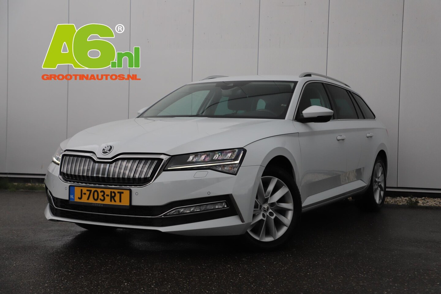 Skoda Superb Combi - 1.4 TSI iV Business Edition Plus Trekhaak Virtual Display Memory Stoelen Navi Clima Camera - AutoWereld.nl