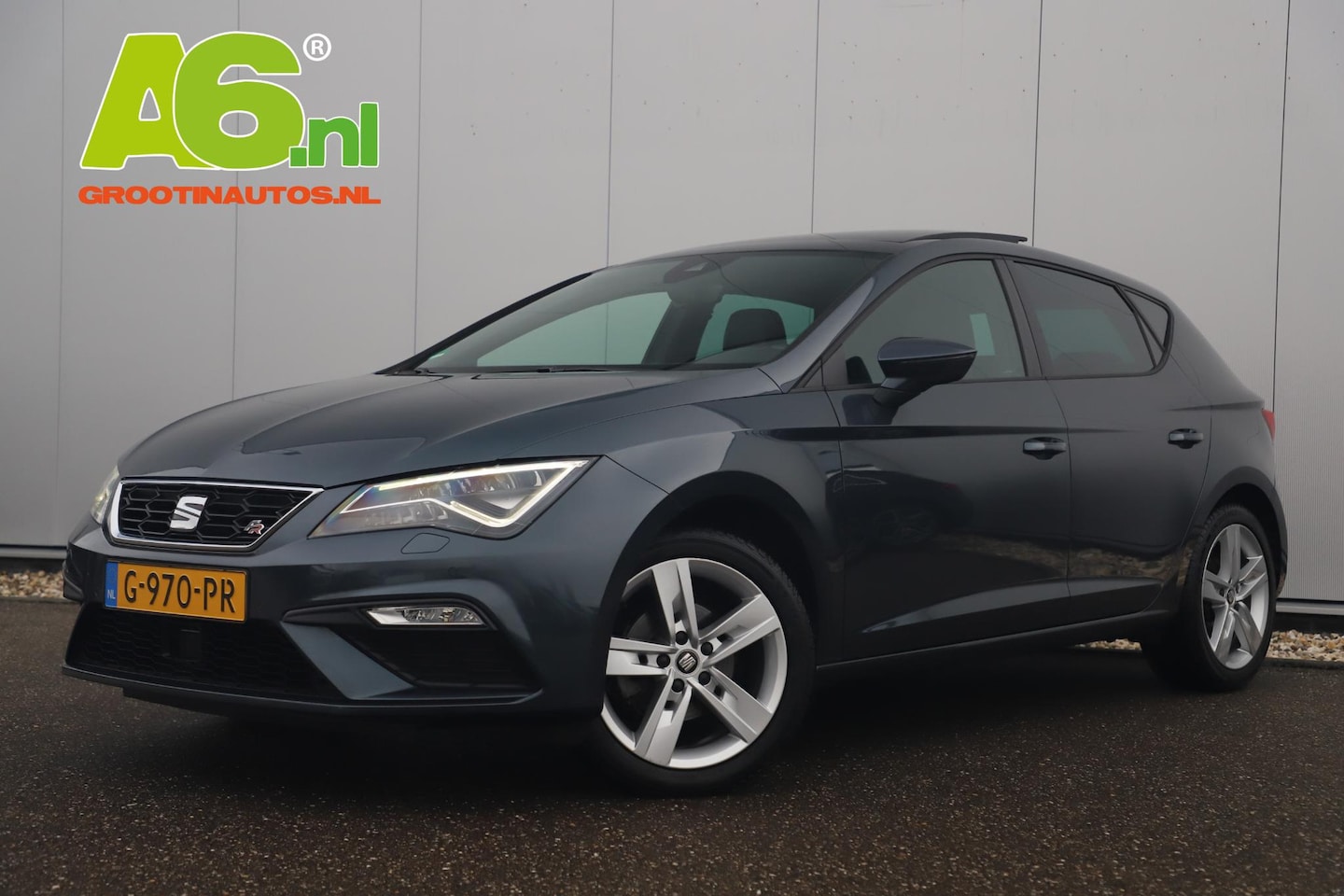 Seat Leon - 1.0 TSI FR Ultimate Edition Panoramadak Virtual Cockpit Trekhaak Keyless Navigatie Camera - AutoWereld.nl