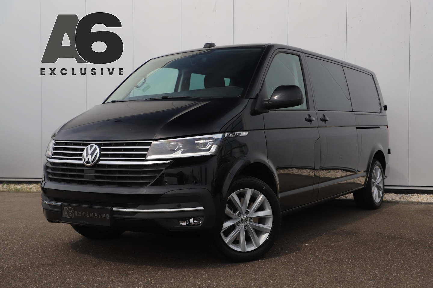 Volkswagen Transporter - 2.0 TDI L2H1 DC Bulli 204PK DSG Automaat Virtual Cockpit 2X Elektrische Schuifdeur Full LE - AutoWereld.nl