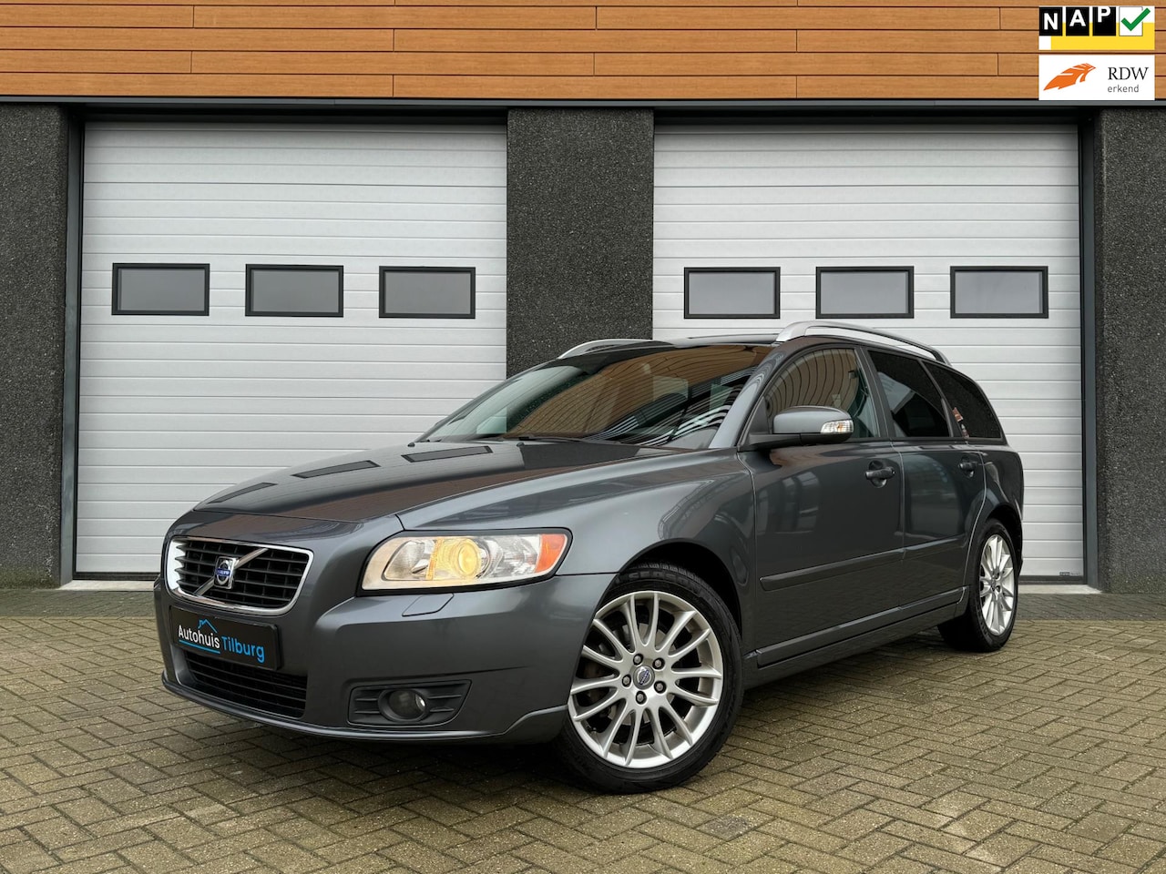 Volvo V50 - 2.0 Momentum Youngtimer Cruise Leder - AutoWereld.nl