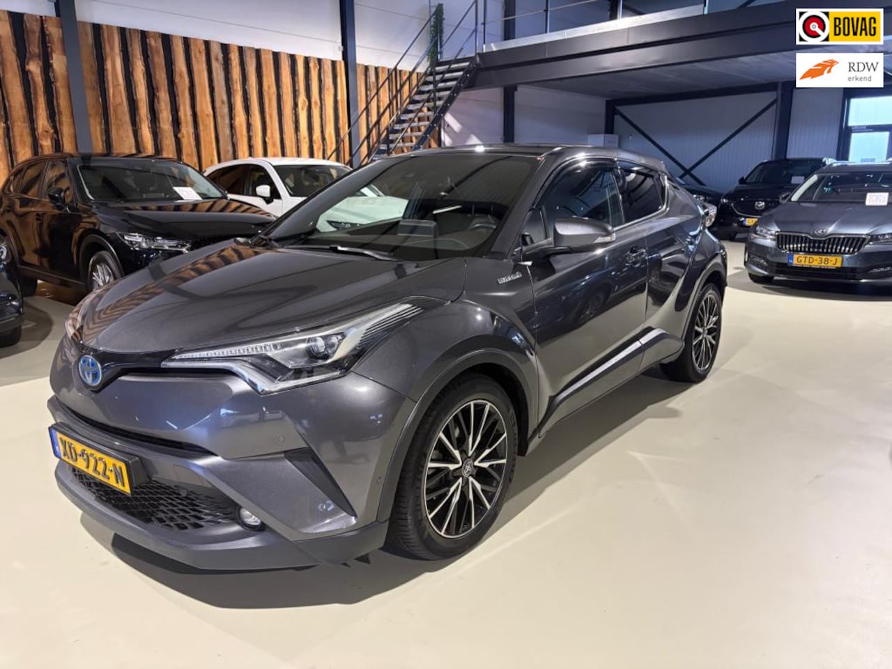 Toyota C-HR - 1.8 Hybrid Executive leder adaptive cruise camera 18 inch - AutoWereld.nl