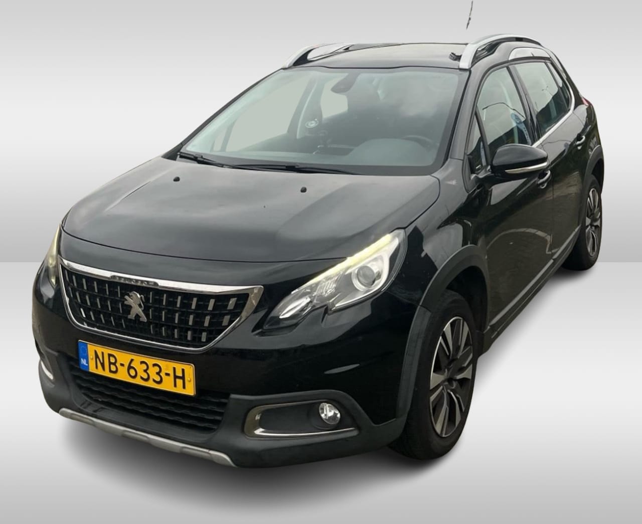 Peugeot 2008 - 1.2 PureTech Allure / Trekhaak / Panoramadak / Navigatie / Parkeerhulp achter / 16'' / Cru - AutoWereld.nl