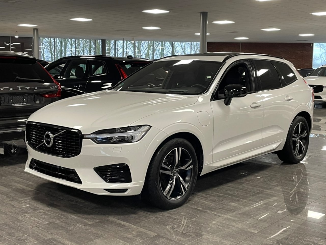 Volvo XC60 - T6 AWD Recharge R-Design | Luchtvering | Stoelventilatie | Head-Up Display | Harman Kardon - AutoWereld.nl