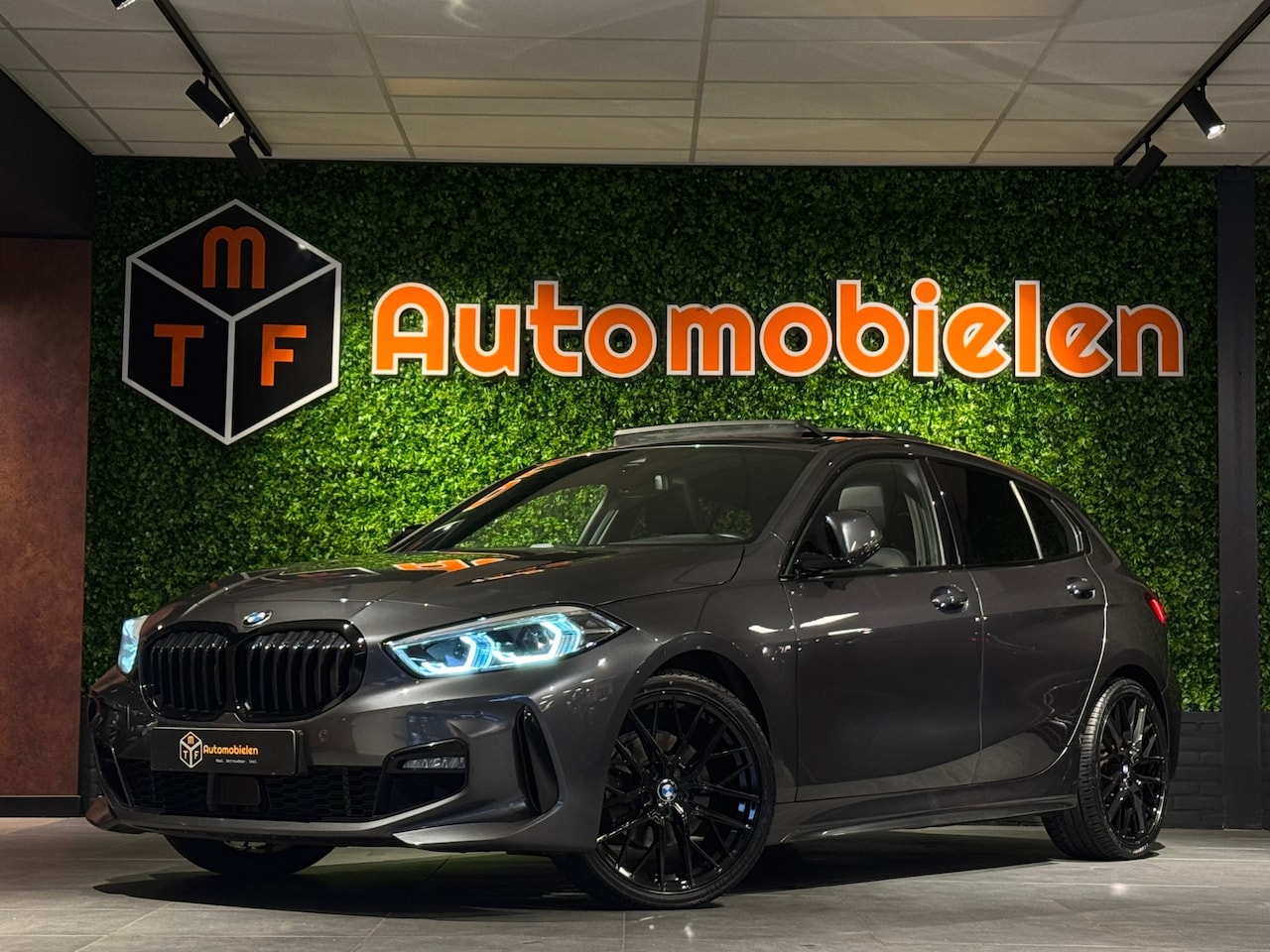 BMW 1-serie - 118i Edition M Sport Shadow Line |PANO|SFEERVERLICHTING|APPLECAR|NIEUWSTAAT - AutoWereld.nl