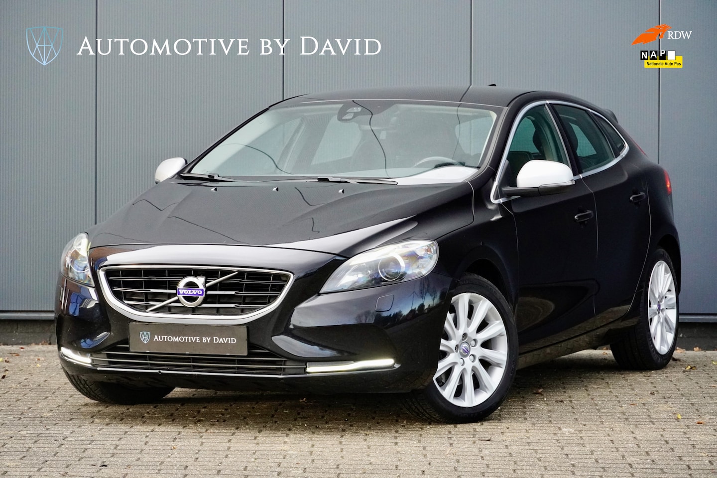 Volvo V40 - 2.0 T3 152 pk NORDIC+ PLUS / XENON / TREKHAAK / NAVIGATIE FULL MAP / STOEL- EN VOORRUITVER - AutoWereld.nl