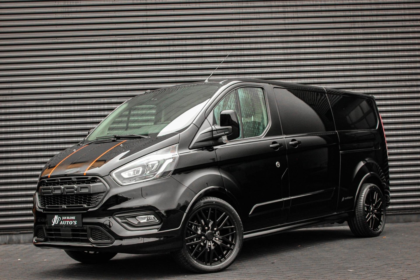 Ford Transit Custom - 2.0 TDCI L2H1 Sport 170PK AUTOMAAT / FULL OPTIONS / 2X SCHUIFDEUR / NAVIGATIE / APPLE CARP - AutoWereld.nl