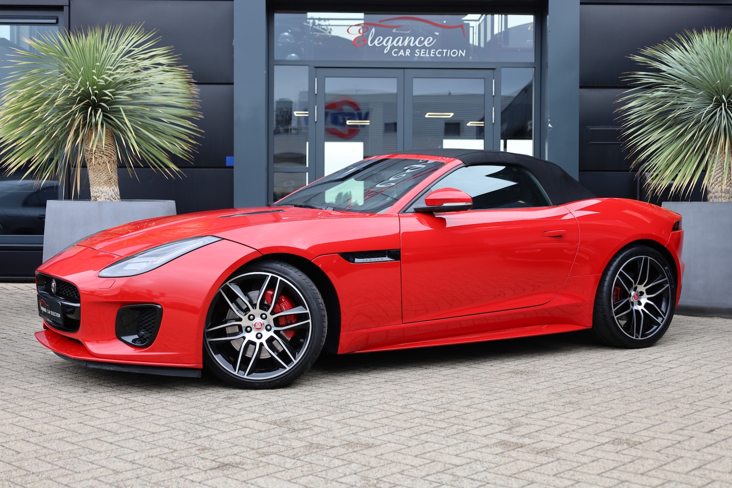 Jaguar F-type - P300 RWD R-Dynamic 301pk Navigatie/Leder/Camera - AutoWereld.nl