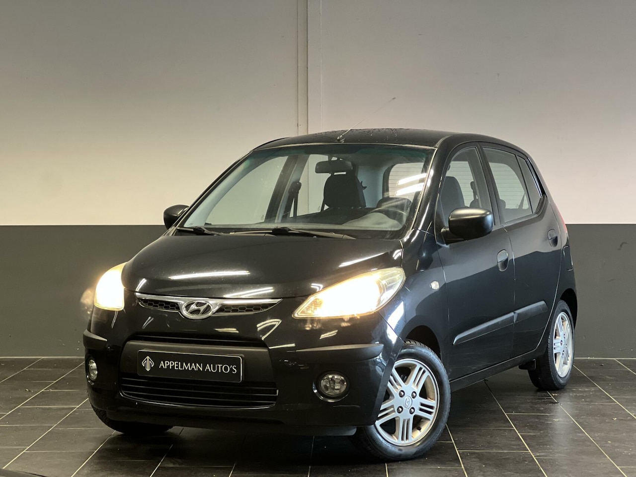 Hyundai i10 - 1.1 Active Orange Babies | PDC | Airco | NAP | Trekhaak | APK | - AutoWereld.nl