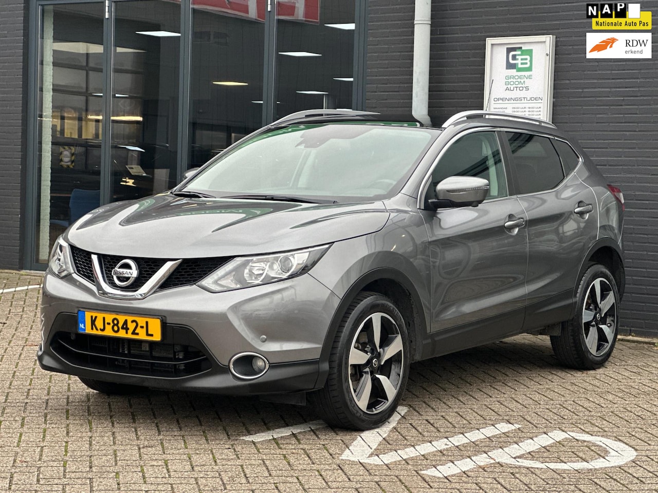 Nissan Qashqai - 1.2 N-Connecta/1STE EIG/PANO-DAK/CAMERA/NAVI/NL-AUTO NAP!! - AutoWereld.nl