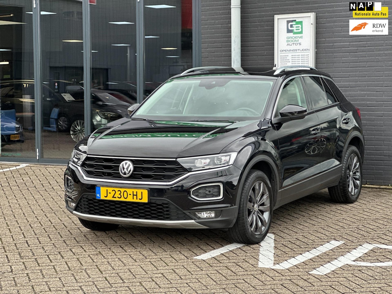 Volkswagen T-Roc - 1.5 TSI Style/1STE EIG/PANO-DAK/CAMERA/NAVI/APP-CONNECT/AUTOMAAT!! - AutoWereld.nl