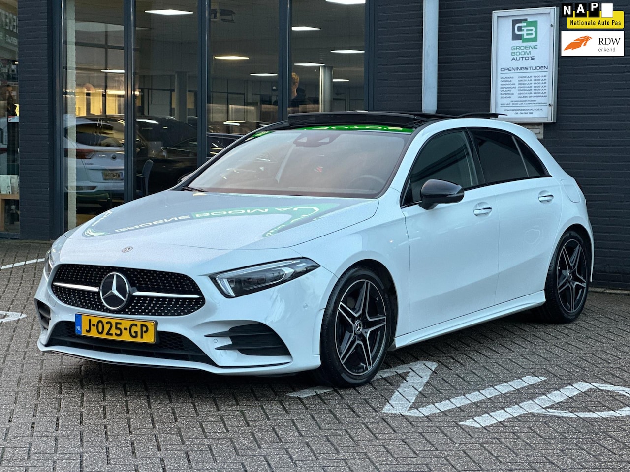 Mercedes-Benz A-klasse - 180 Business Solution AMG/sfeerverlichting/PANO-DAK/CAMERA/NL-AUTO NAP!! - AutoWereld.nl